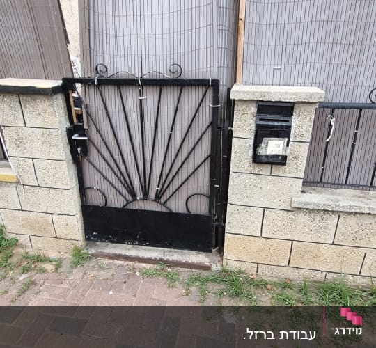 שער ברזל שחור עם עיטורים, גדר אבן וברזל